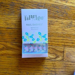 Elaine’s Floral Apron Red Aspen Nail Dashes